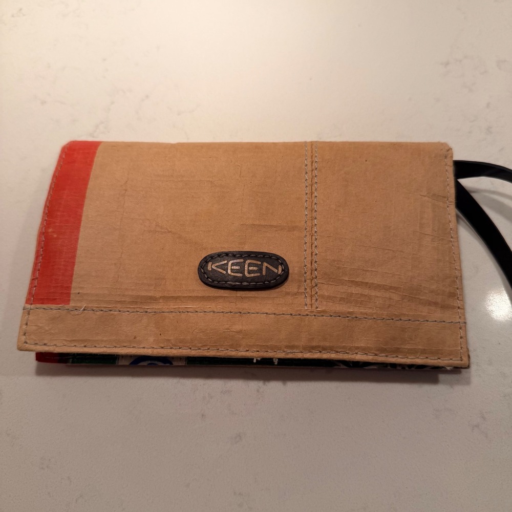 Keen Repurposed Wristlet Wallet Strap Snap Close Pockets Sustainable Recycled - Picture 2 of 11